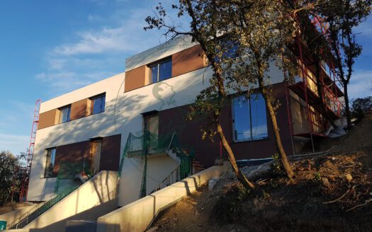 Construction unique de maisons éco-efficaces à Collserola.