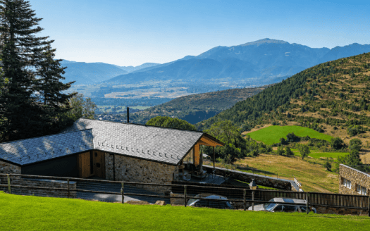 Casa de estilo Cerdanya en el vecindario de Cortàs