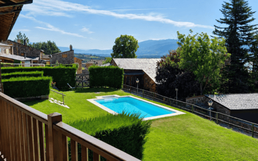 Casa de estilo Cerdanya en el vecindario de Cortàs