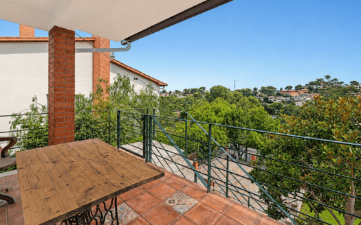 Presentamos en exclusiva esta vivienda unifamiliar en La Floresta, a solo 750 metros de la estación de tren de Valldoreix.