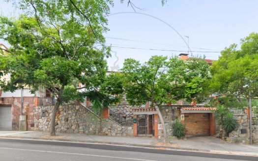 Presentamos en exclusiva esta vivienda unifamiliar en La Floresta, a solo 750 metros de la estación de tren de Valldoreix.