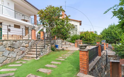 Presentamos en exclusiva esta vivienda unifamiliar en La Floresta, a solo 750 metros de la estación de tren de Valldoreix.