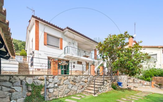 Presentamos en exclusiva esta vivienda unifamiliar en La Floresta, a solo 750 metros de la estación de tren de Valldoreix.