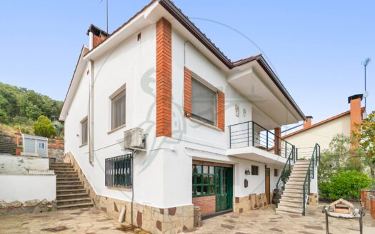 Presentamos en exclusiva esta vivienda unifamiliar en La Floresta, a solo 750 metros de la estación de tren de Valldoreix.
