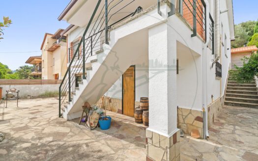 Presentamos en exclusiva esta vivienda unifamiliar en La Floresta, a solo 750 metros de la estación de tren de Valldoreix.