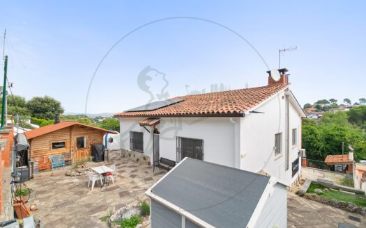 Presentamos en exclusiva esta vivienda unifamiliar en La Floresta, a solo 750 metros de la estación de tren de Valldoreix.