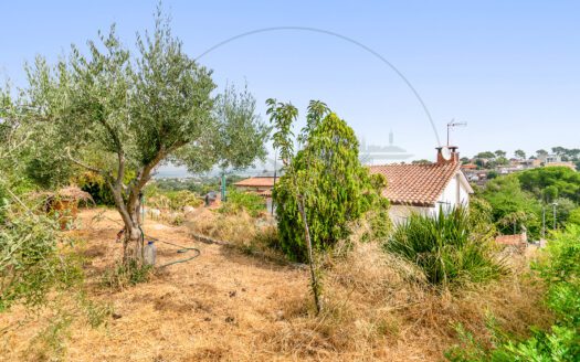 Presentamos en exclusiva esta vivienda unifamiliar en La Floresta, a solo 750 metros de la estación de tren de Valldoreix.