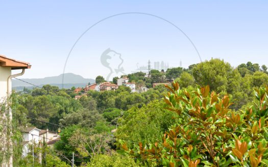 Presentamos en exclusiva esta vivienda unifamiliar en La Floresta, a solo 750 metros de la estación de tren de Valldoreix.