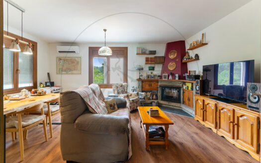 Presentamos en exclusiva esta vivienda unifamiliar en La Floresta, a solo 750 metros de la estación de tren de Valldoreix.